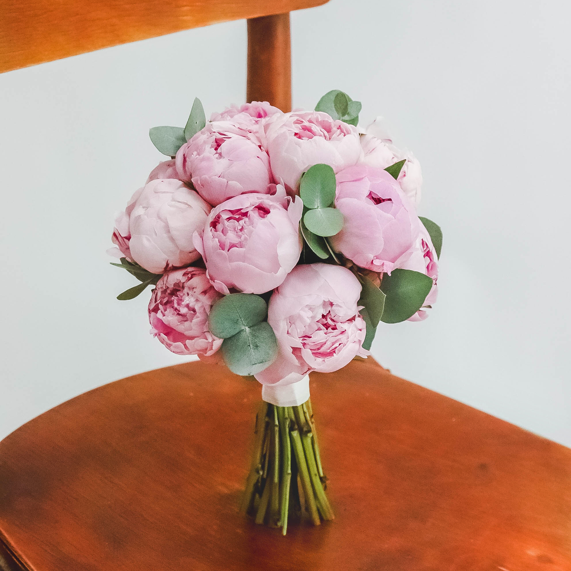 Cвадебный букет из розовых пионов и эвкалипта PINK GREEN