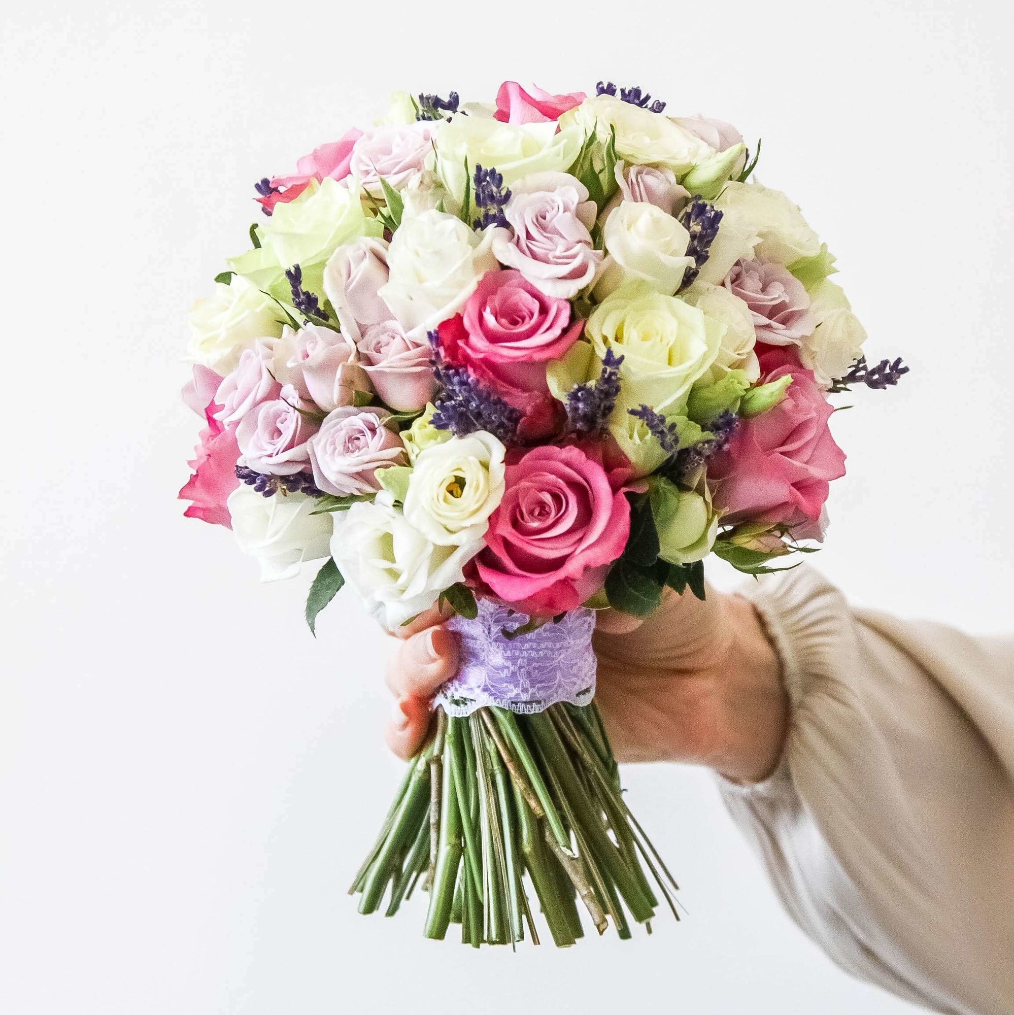 Свадебный букет из роз и лаванды LILAC