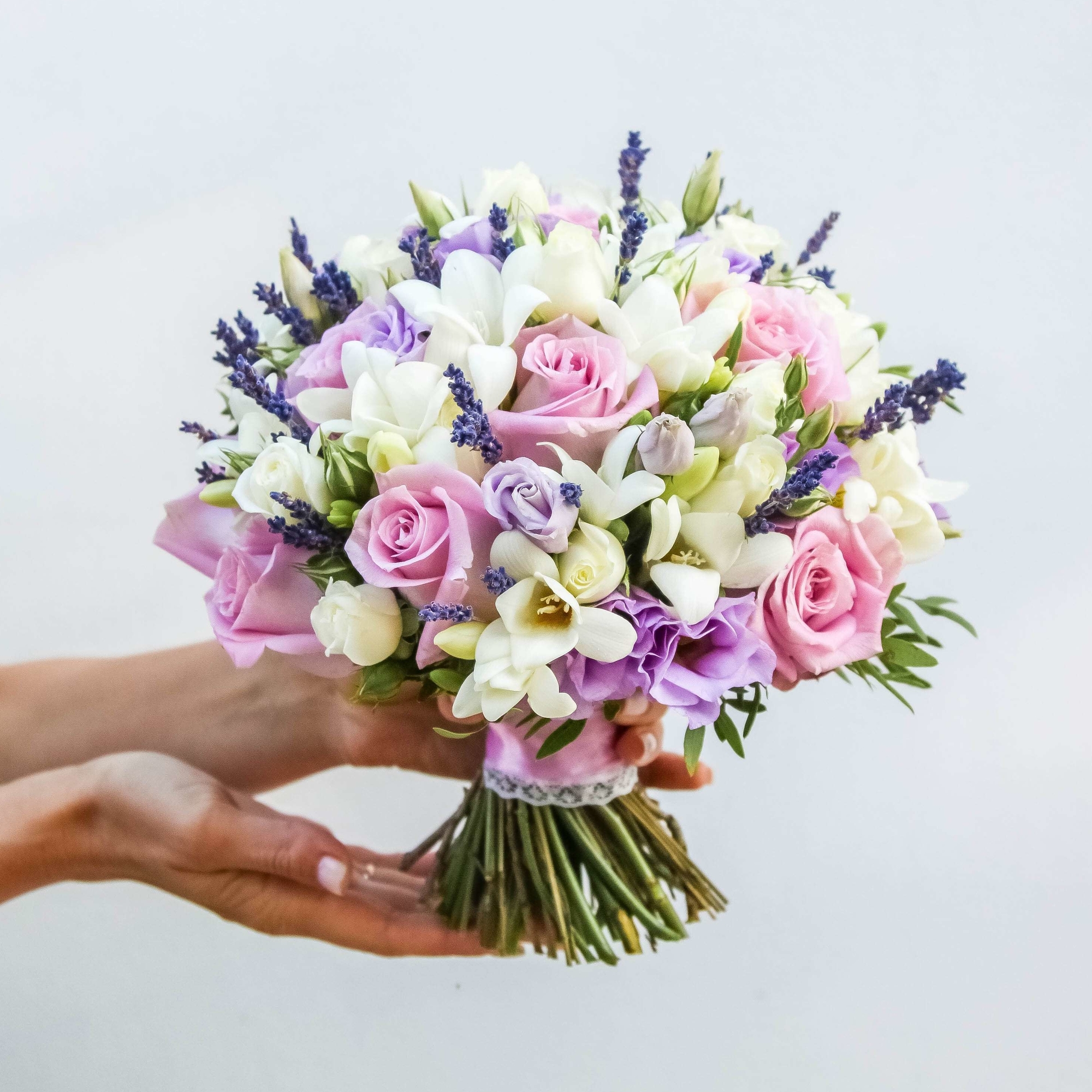 Свадебный букет из фрезий и лаванды LILAC