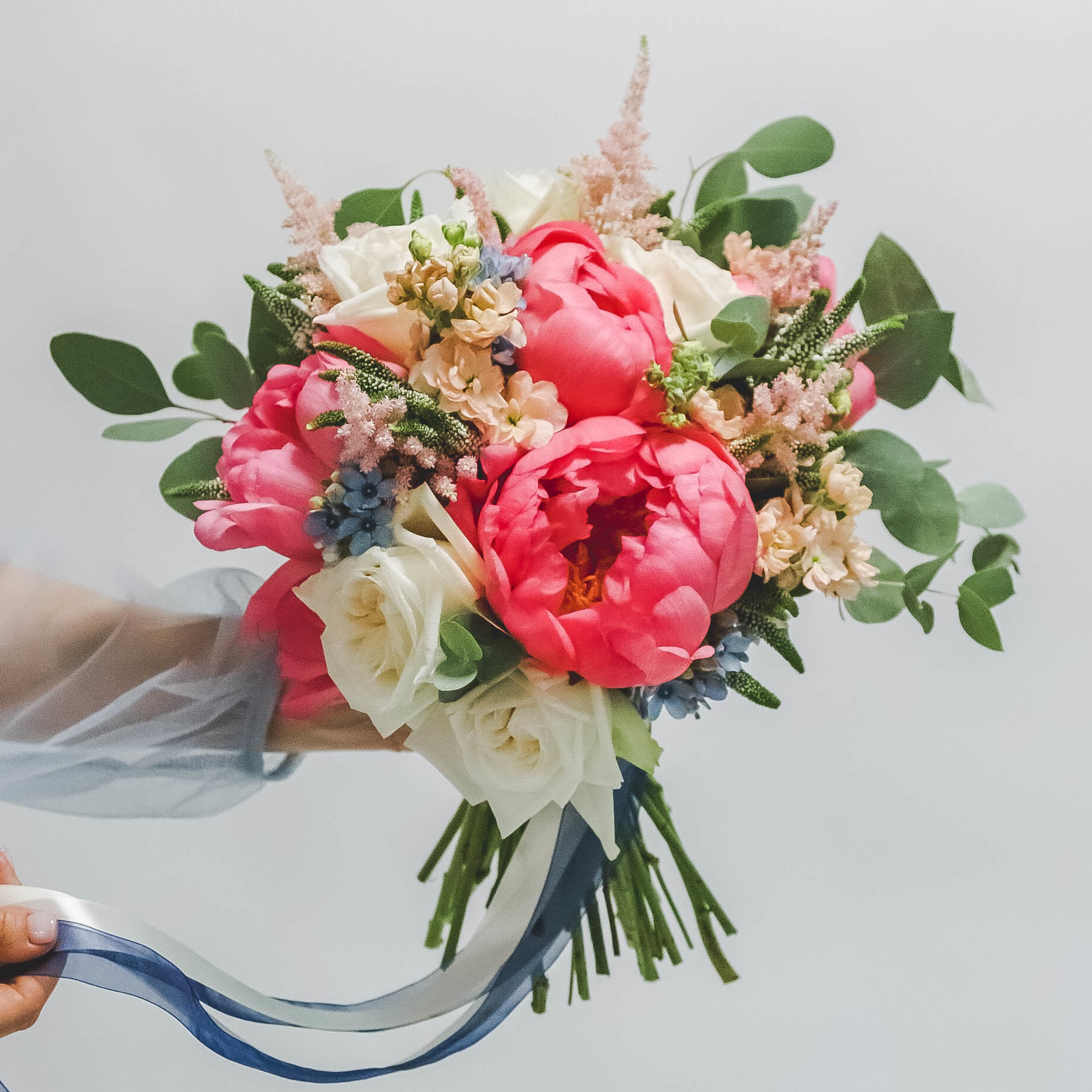 Свадебный букет из пионов CORAL APRICOT