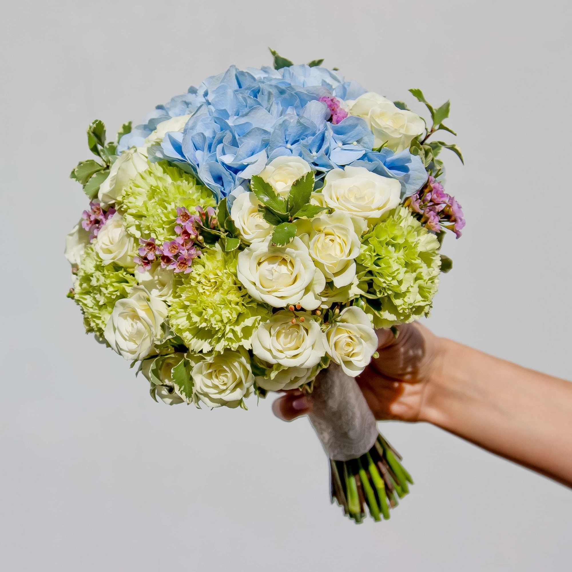 Свадебный букет из диантуса, гортензии и роз LOVE