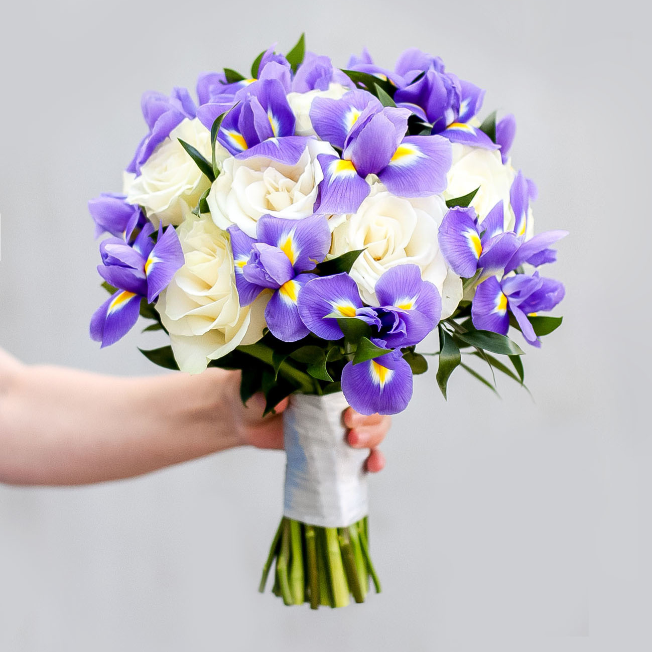 Свадебный букет из ирисов и роз LILAC WHITE