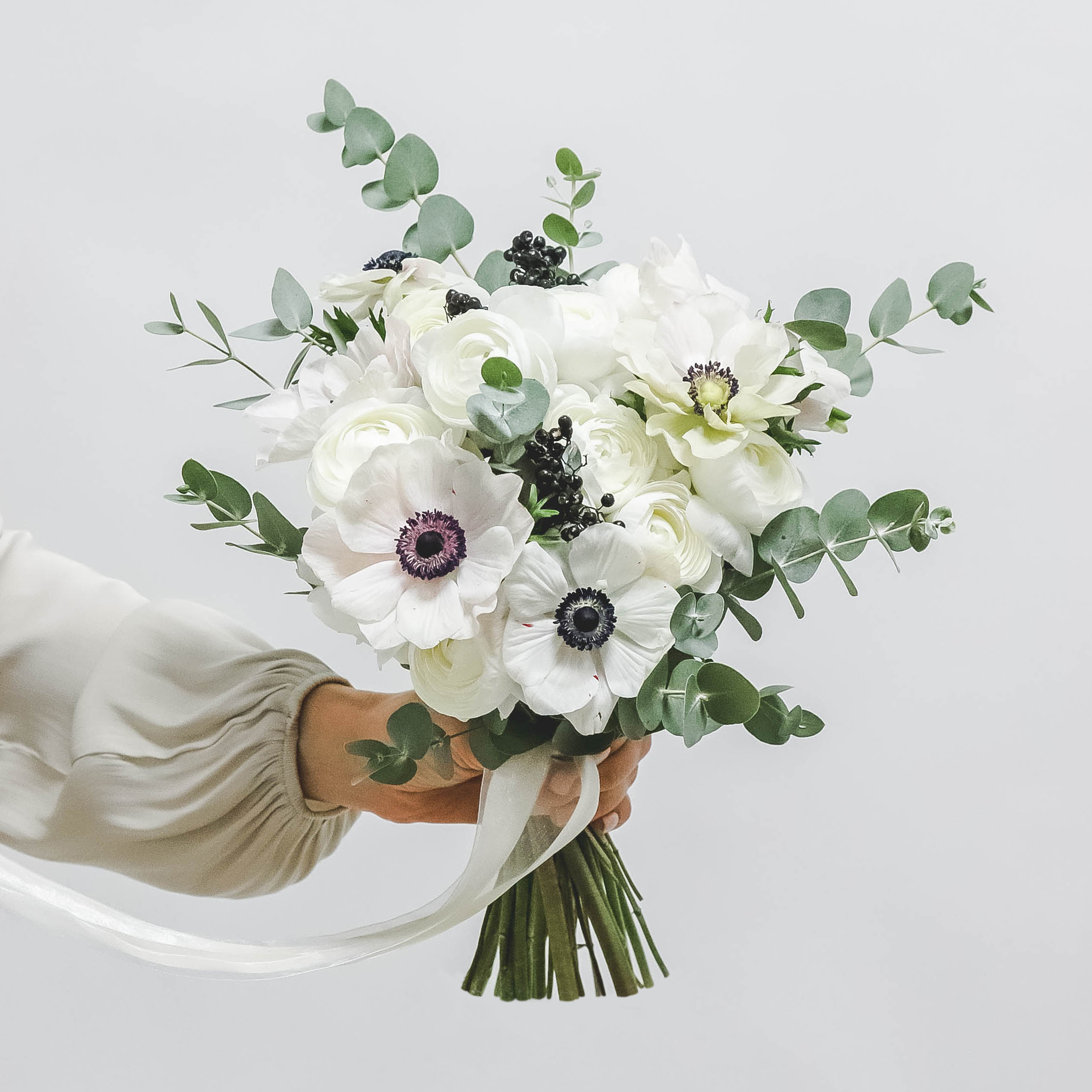 Свадебный букет с анемонами BLACK WHITE