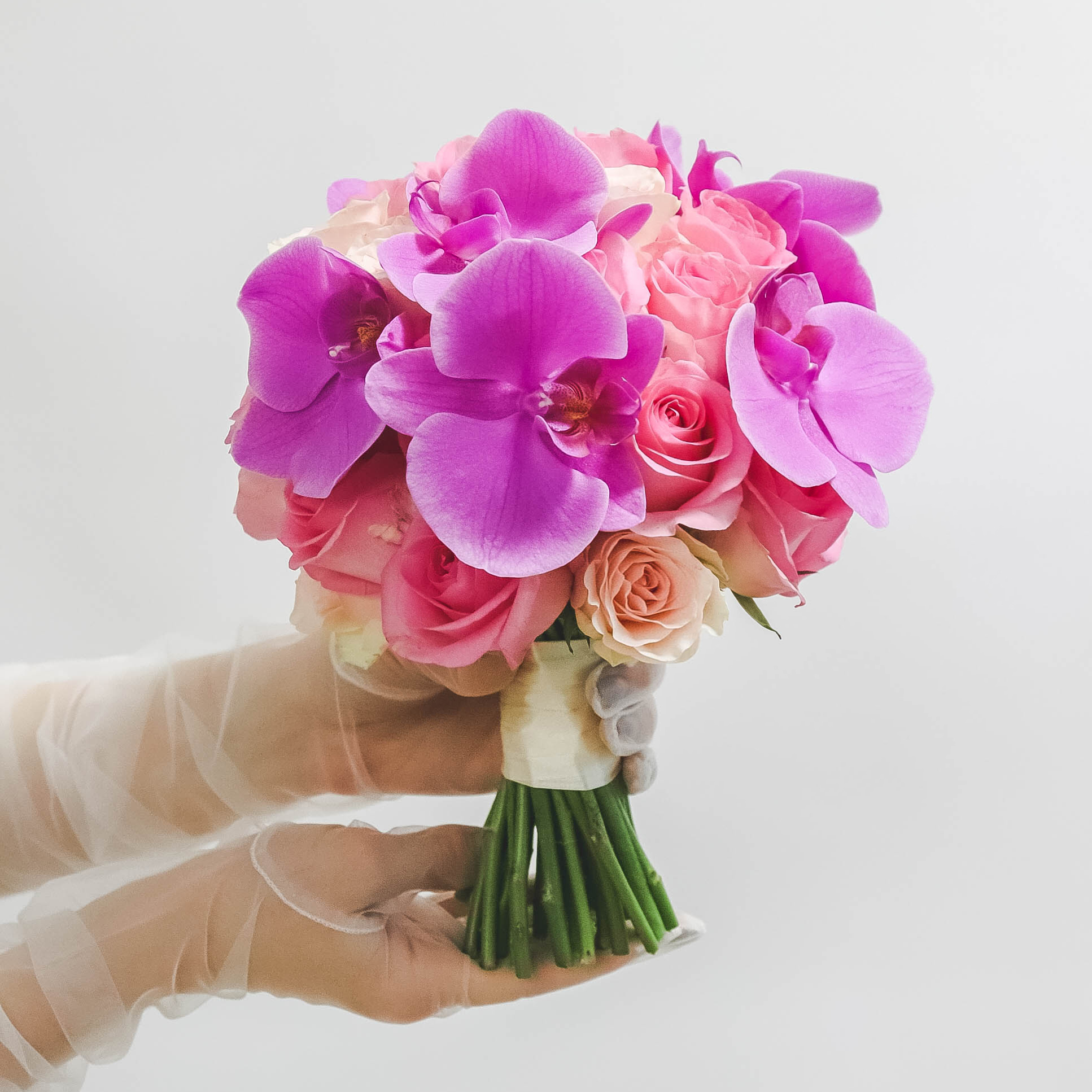 Свадебный букет из роз и орхидей PINK FUCHSIA