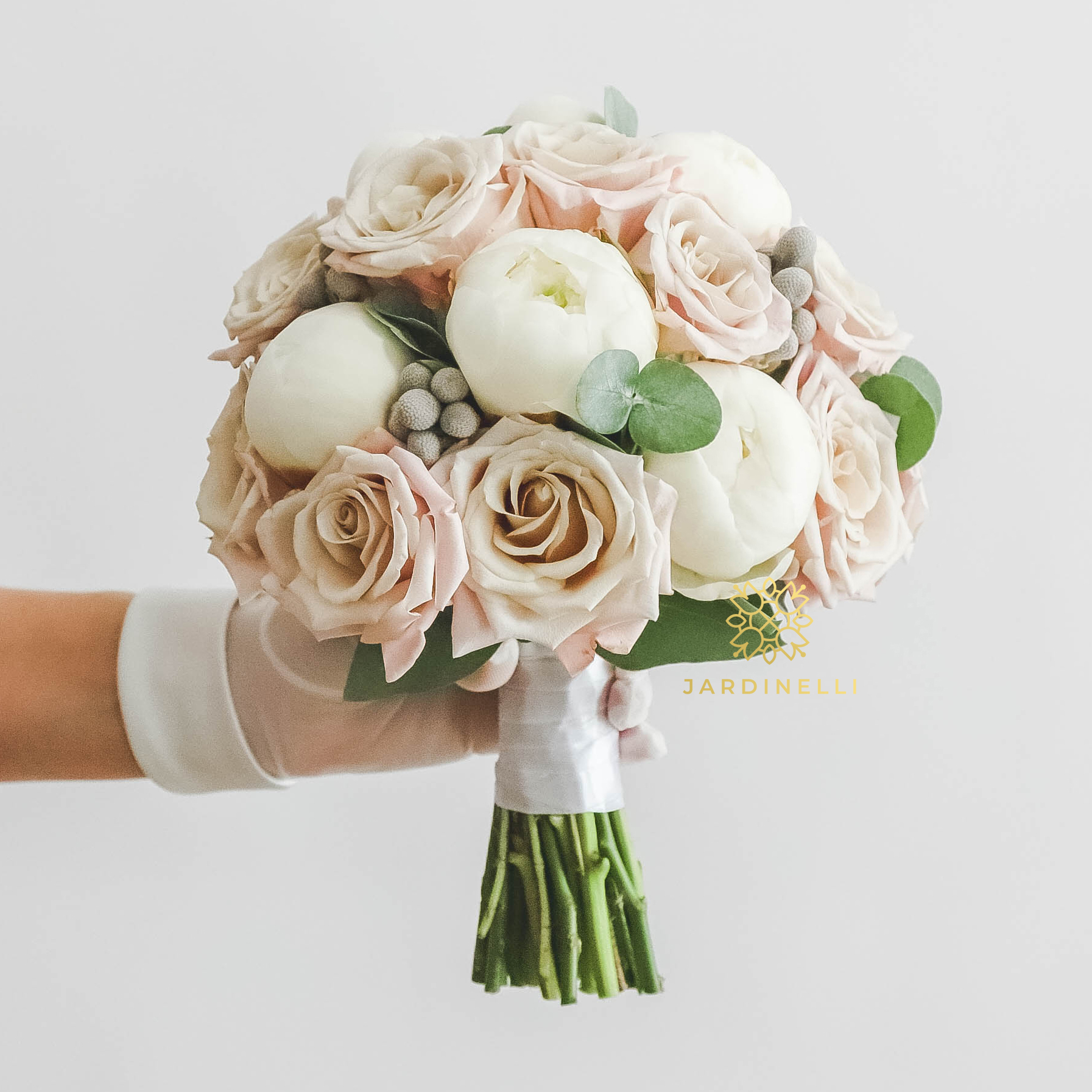 Свадебный букет из роз и пионов WHITE COCOA