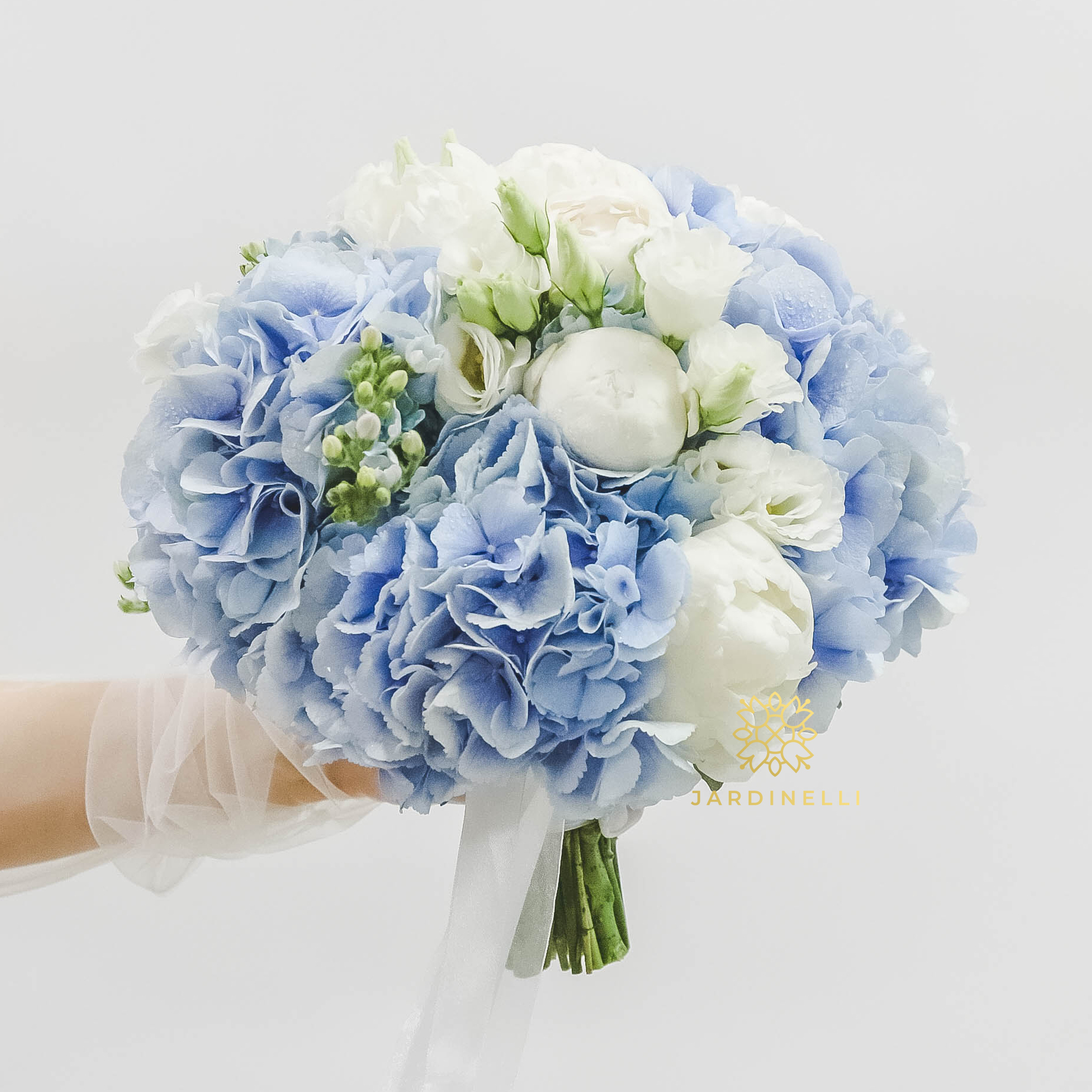 Свадебный букет из гортензий и пионов SEA BLUE