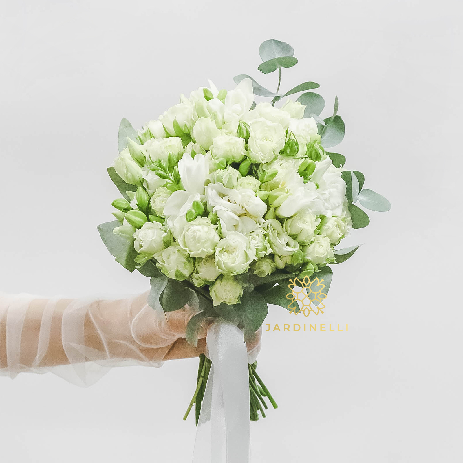 Cвадебный букет из пионовидных роз и фрезий WHITE