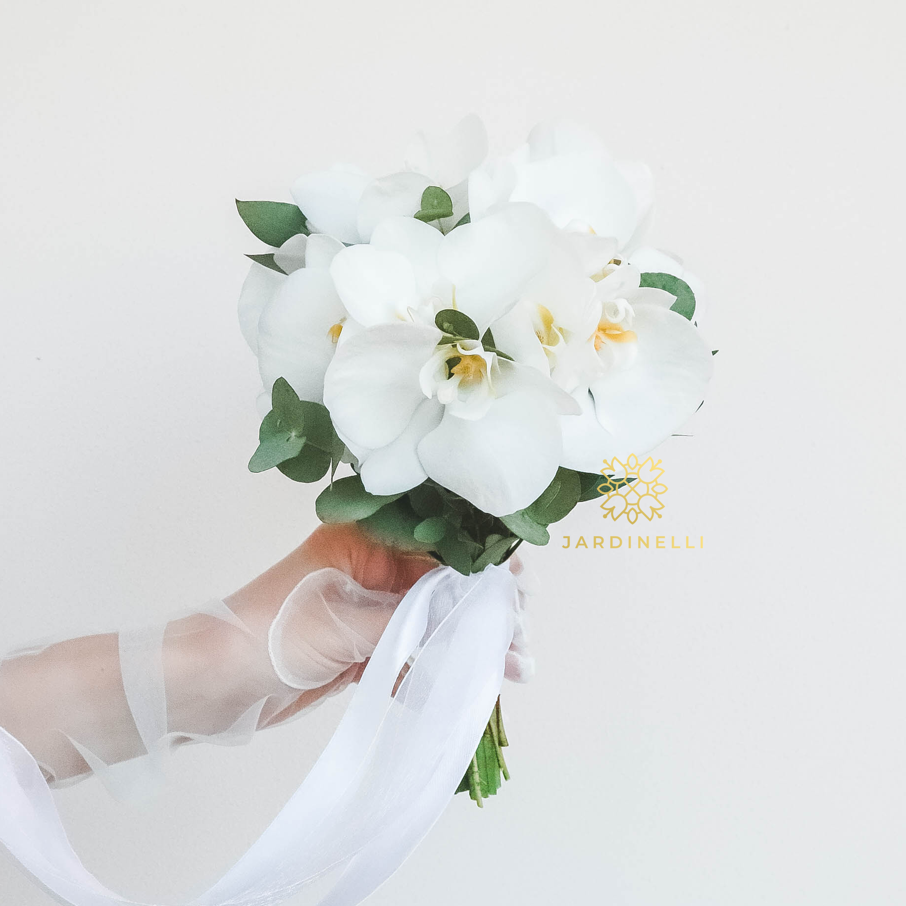 Свадебный букет из орхидей и эвкалипта WHITE GREEN