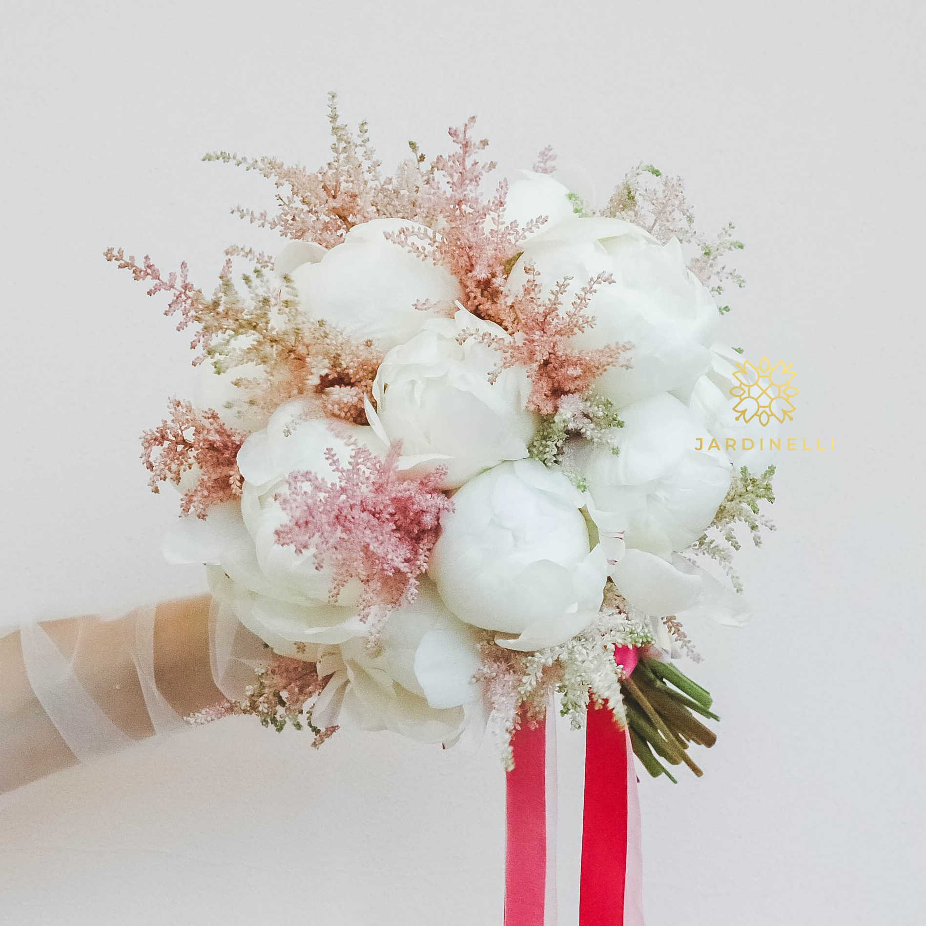 Букет из пионов и астильбы WHITE PINK