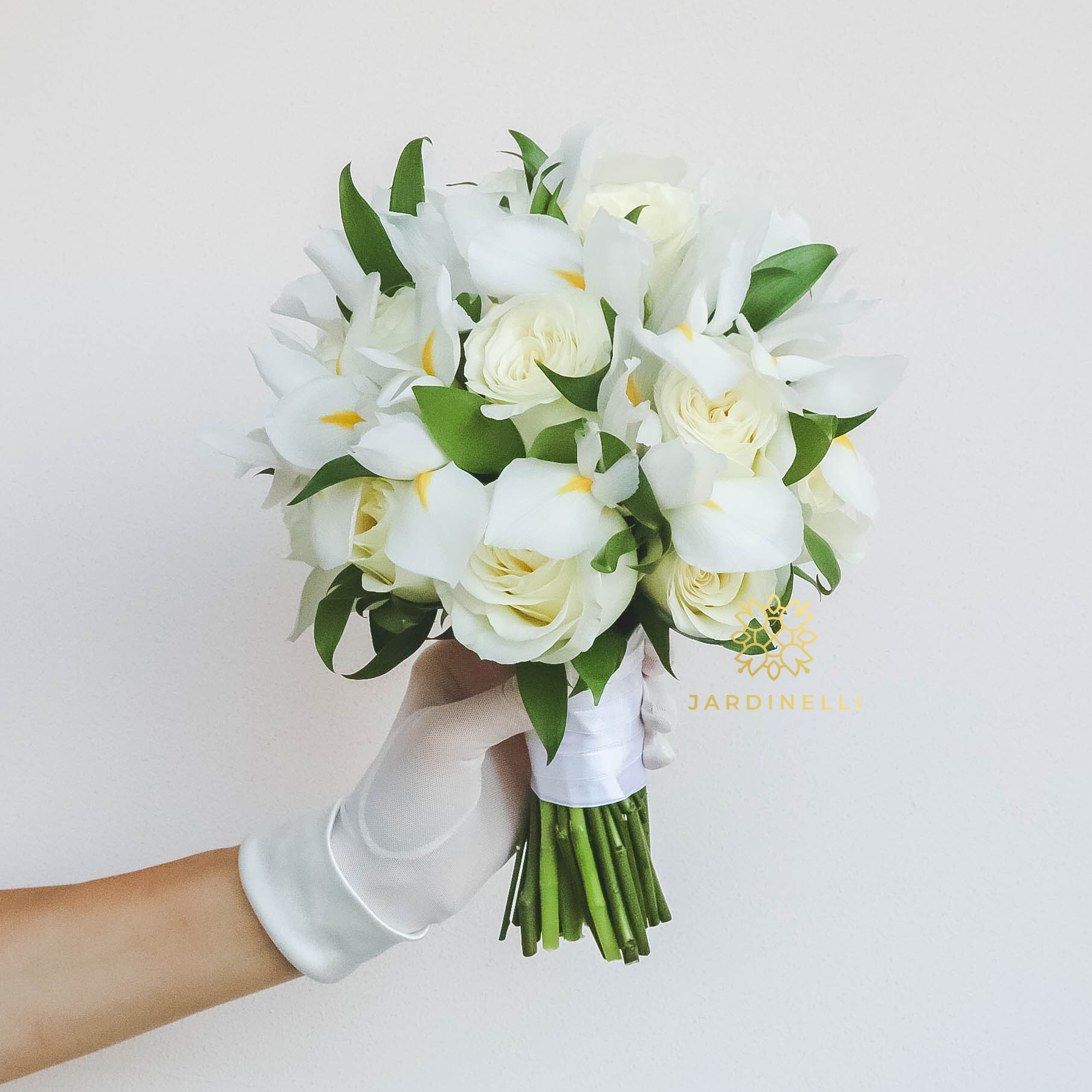 Свадебный букет из ирисов и роз WHITE