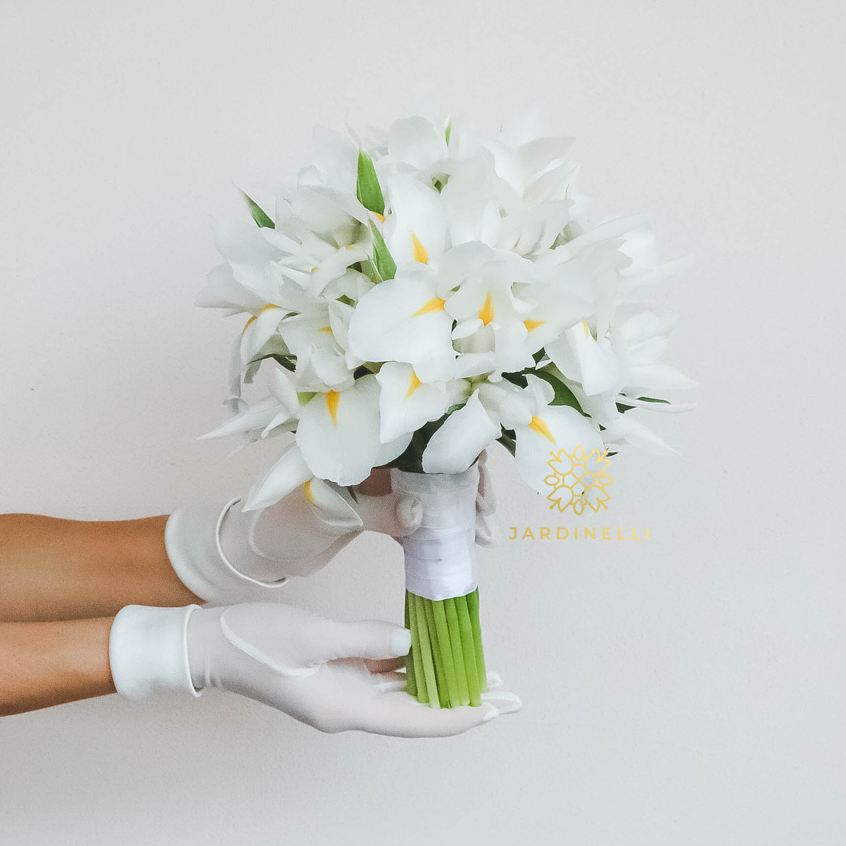 Свадебный букет из ирисов WHITE