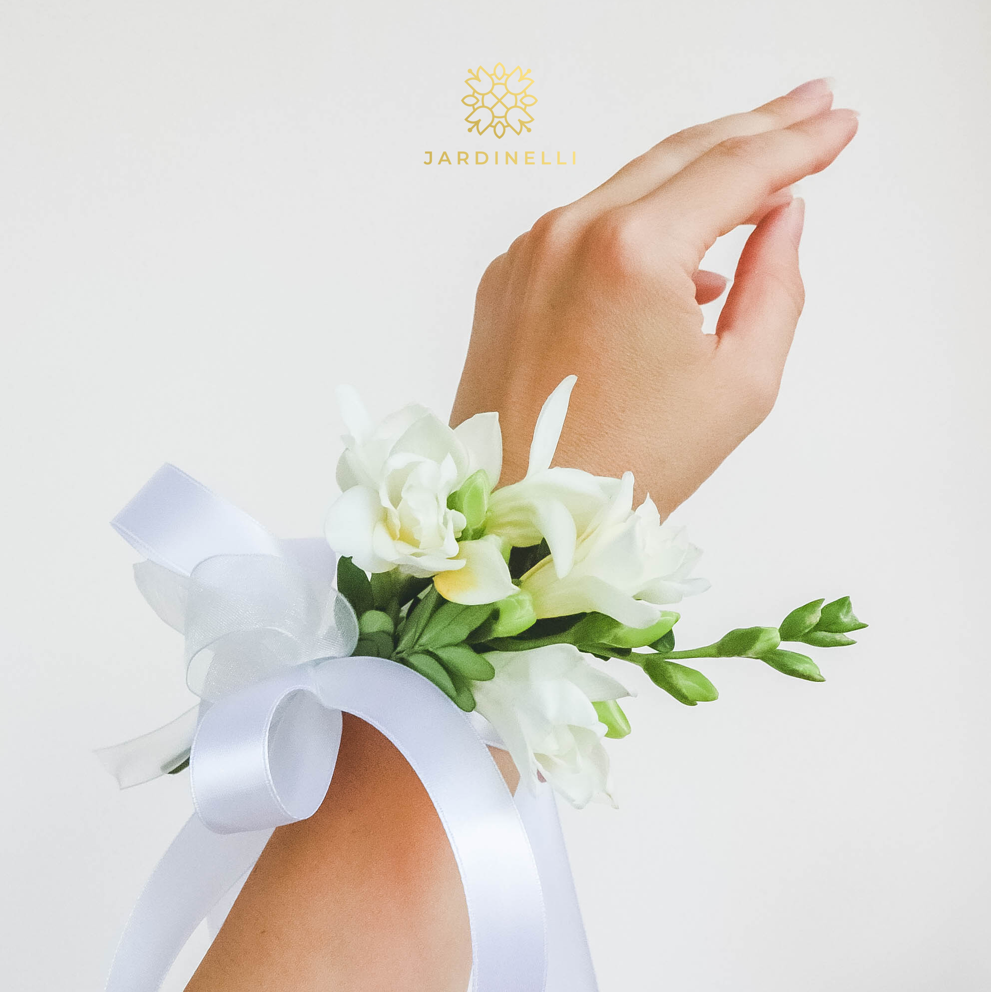 Цветочный браслет из фрезий