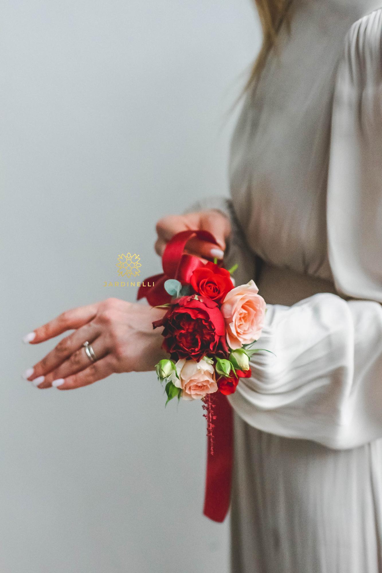 Браслет из цветов для подружек невесты