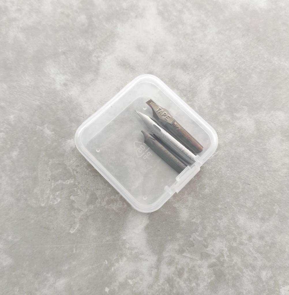 Коробочка квадратная для перьев / пластик