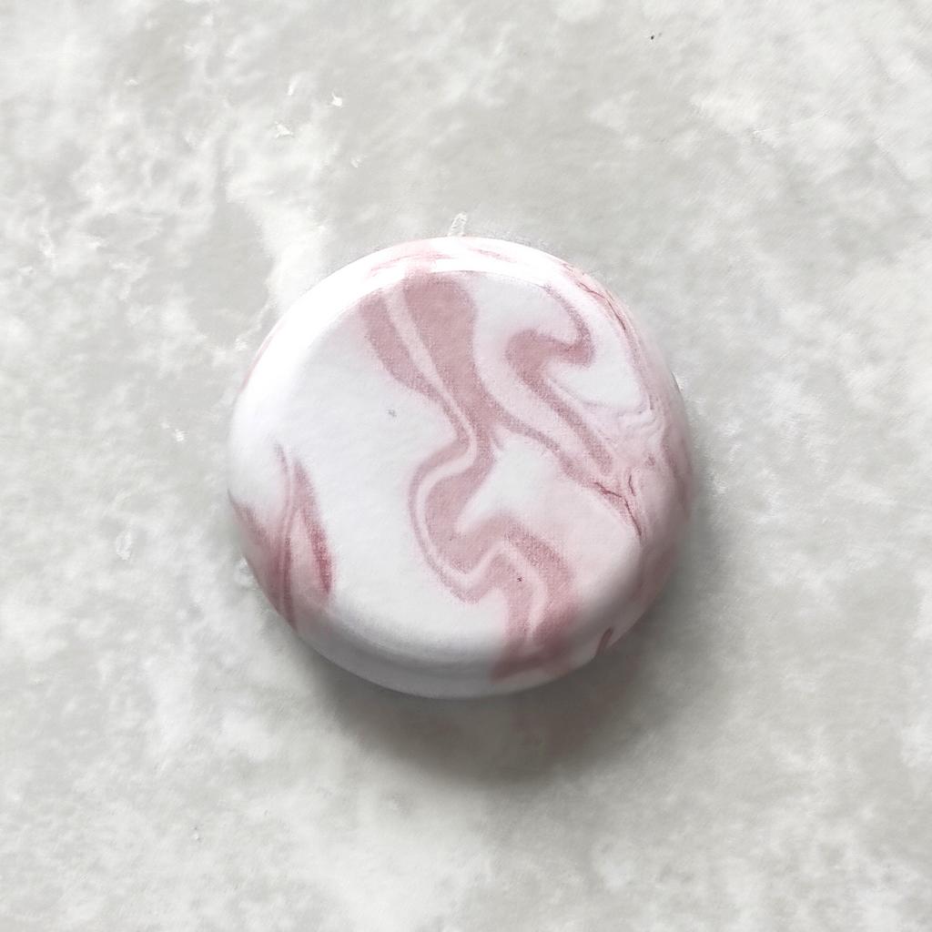 Круглая жестяная коробочка / мрамор