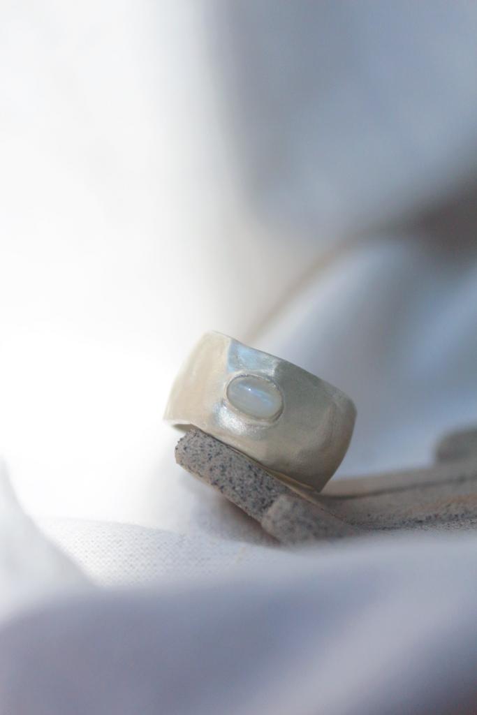 Широкое кольцо с лунным камнем