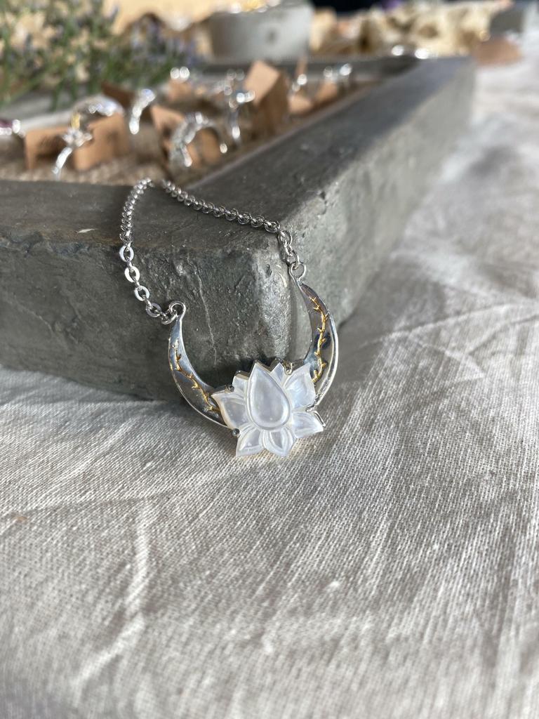 Подвеска с перламутровым лотосом