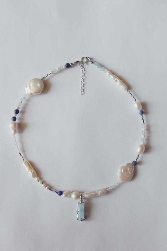 Ожерелье с аквамарином и содалитами