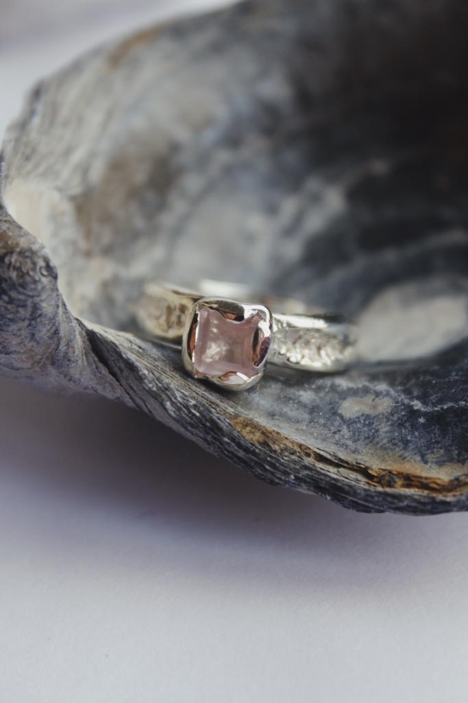 Кольцо с квадратным розовым кварцем
