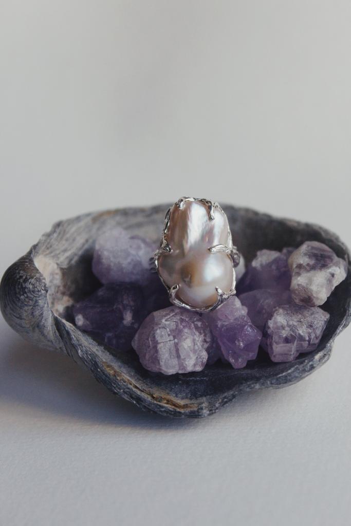 Кольцо с крупным барочным жемчугом