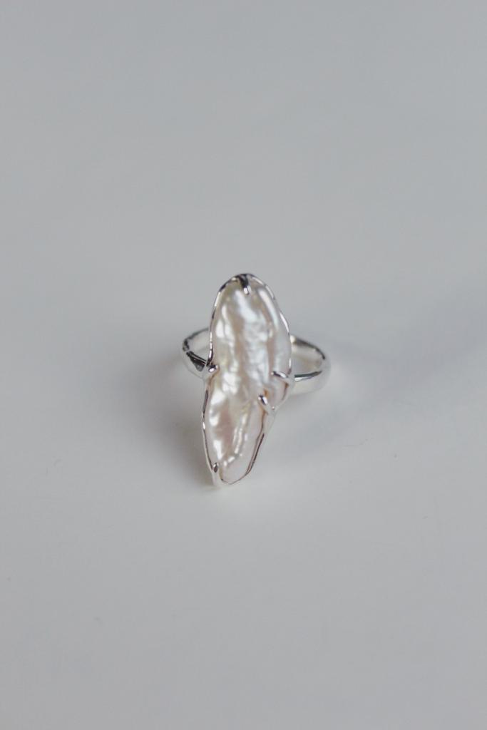 Кольцо с вертикальным жемчугом