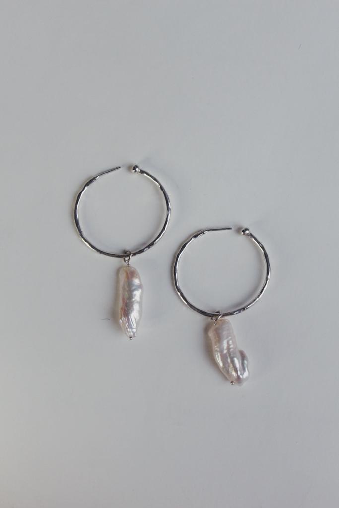 Крупные серьги-кольца с жемчугом