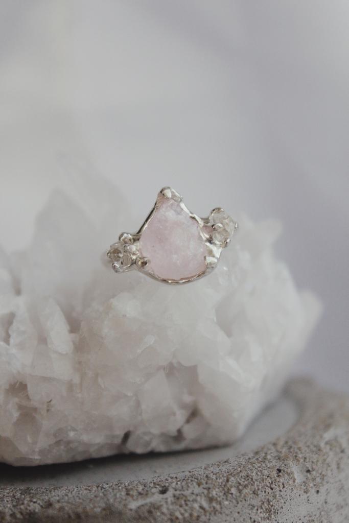 Кольцо с морганитом и херкимерами