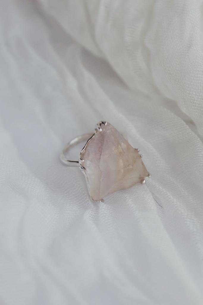 Кольцо с крупным топазом