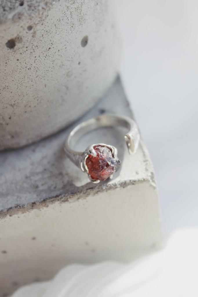 Кольцо с гранатом