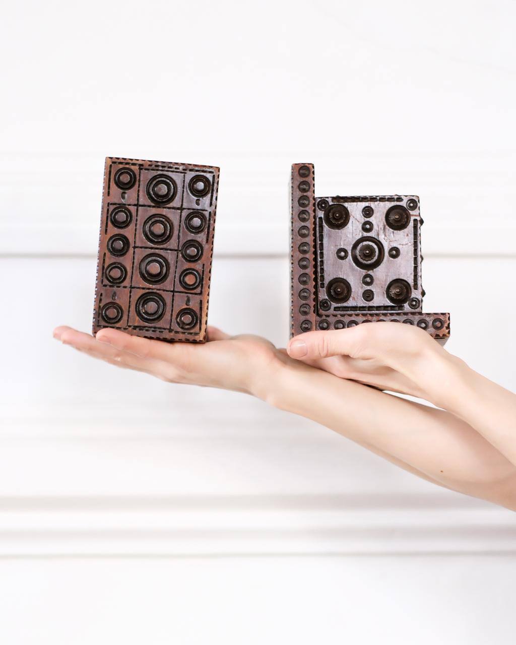 Два винтажных резных букенда с подписями