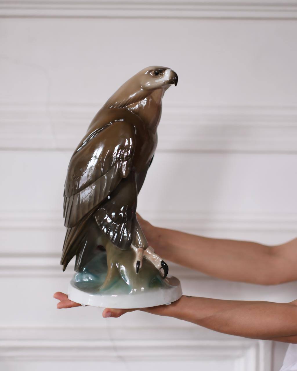 Скульптура орла работы Бруно Шэфер.