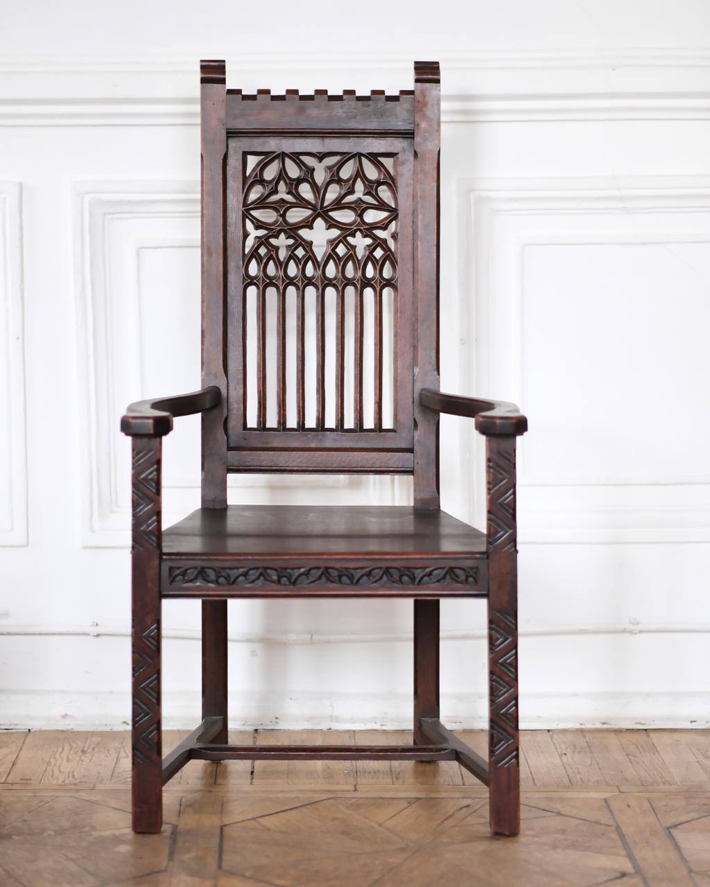 Акцентное готическое кресло-трон рубежа XIX-XX веков