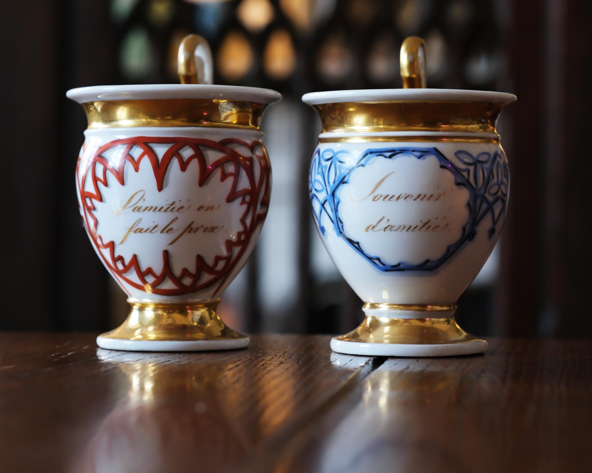 Парные чашки дружбы в готическом стиле