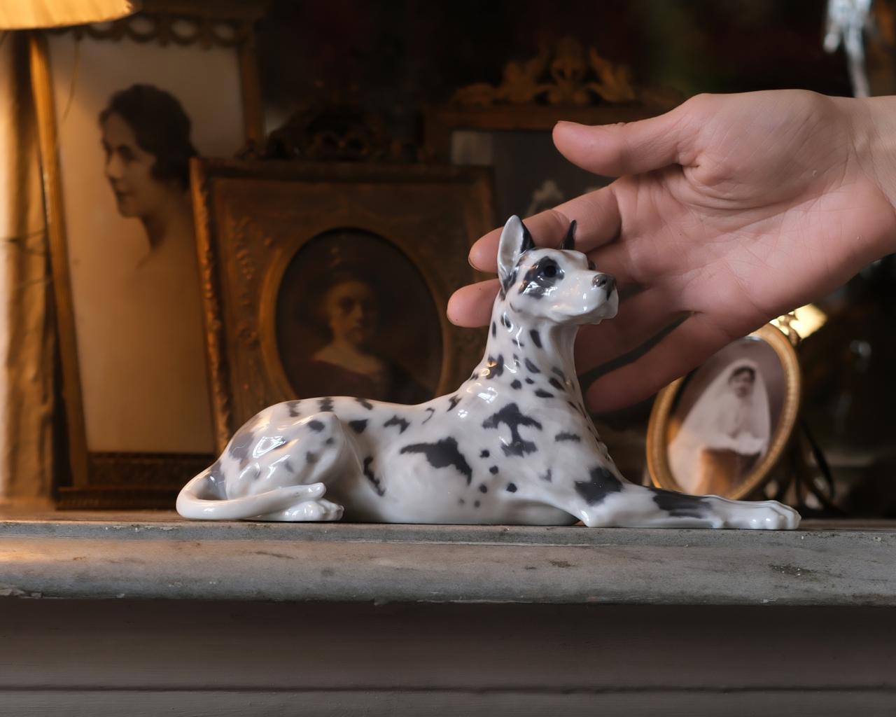 Статуэтка лежащего дога от мануфактуры Royal Copenhagen.