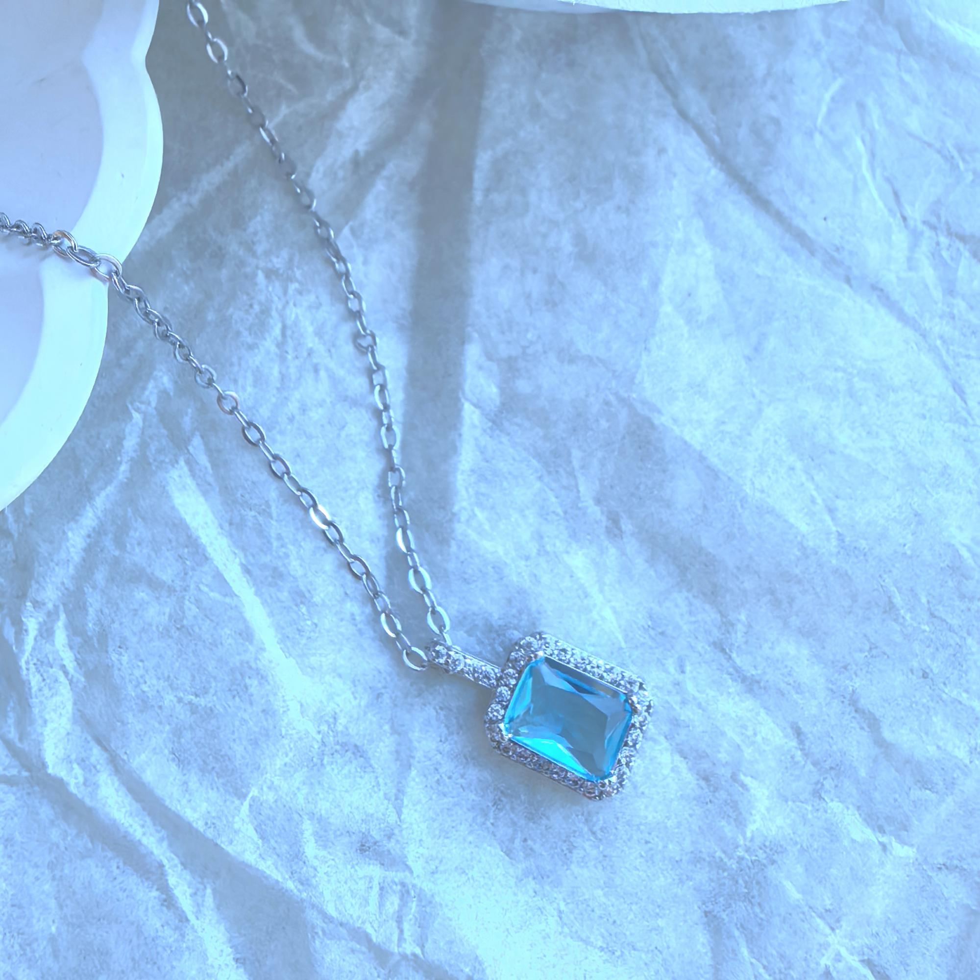 Цепочка с голубым кристаллом