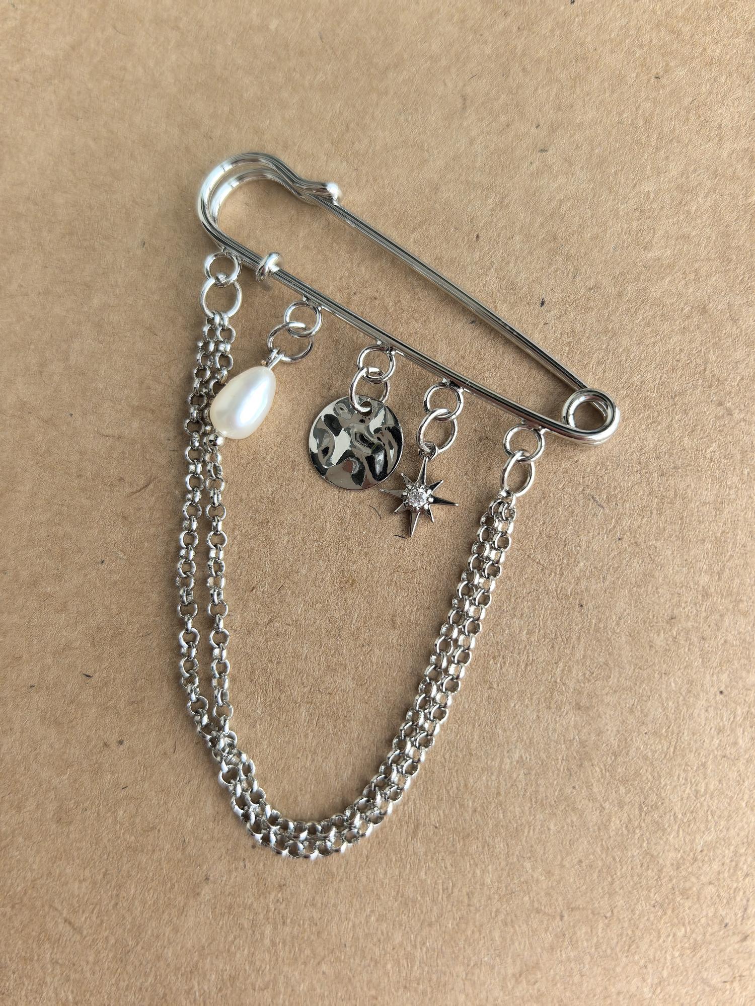 Брошь  с подвесками Три символа