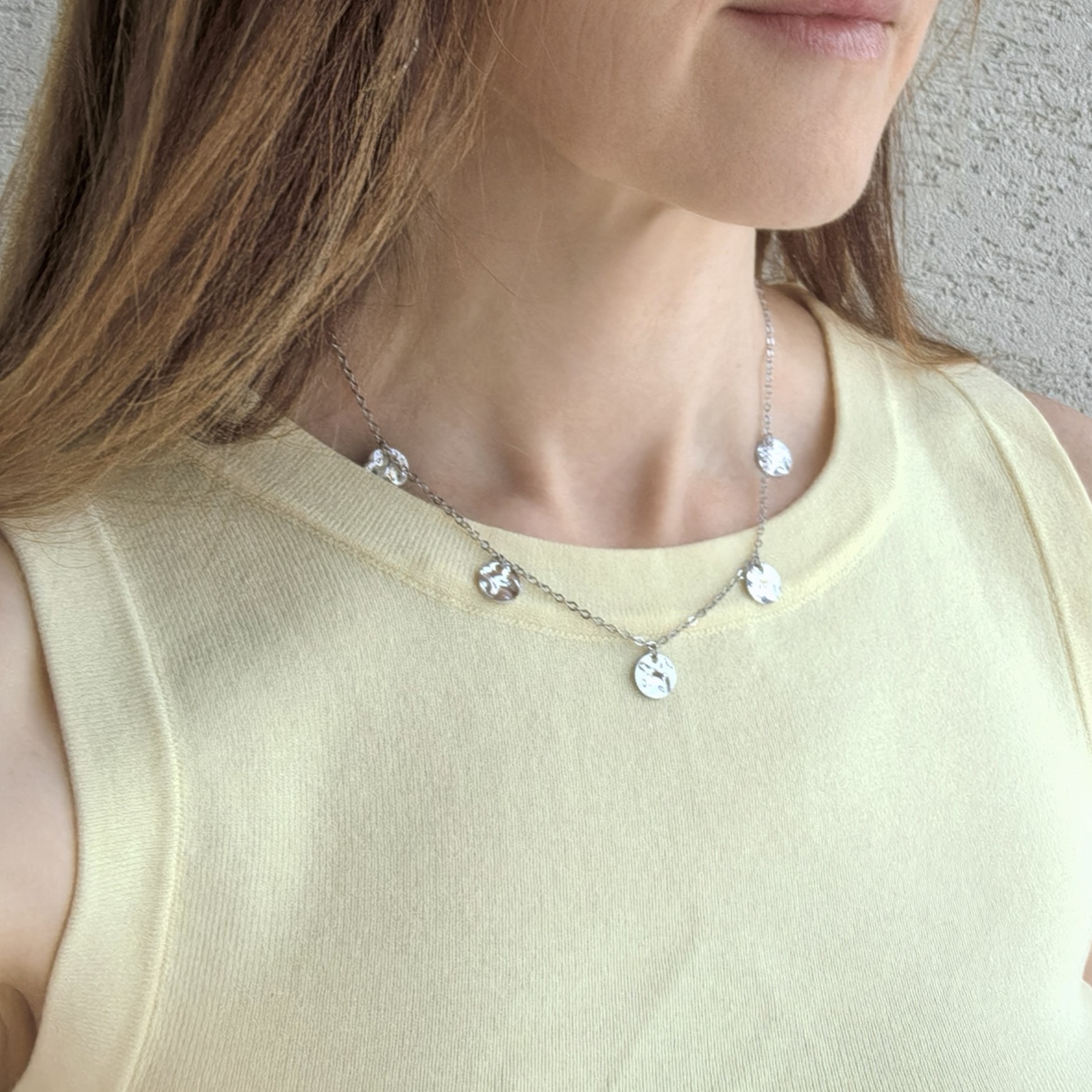 Монисто на шее