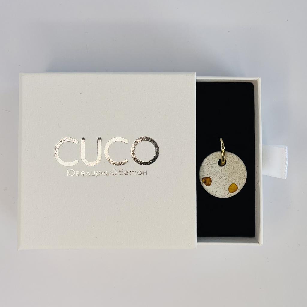 Серьги-кольца белый бетон с янтарем.