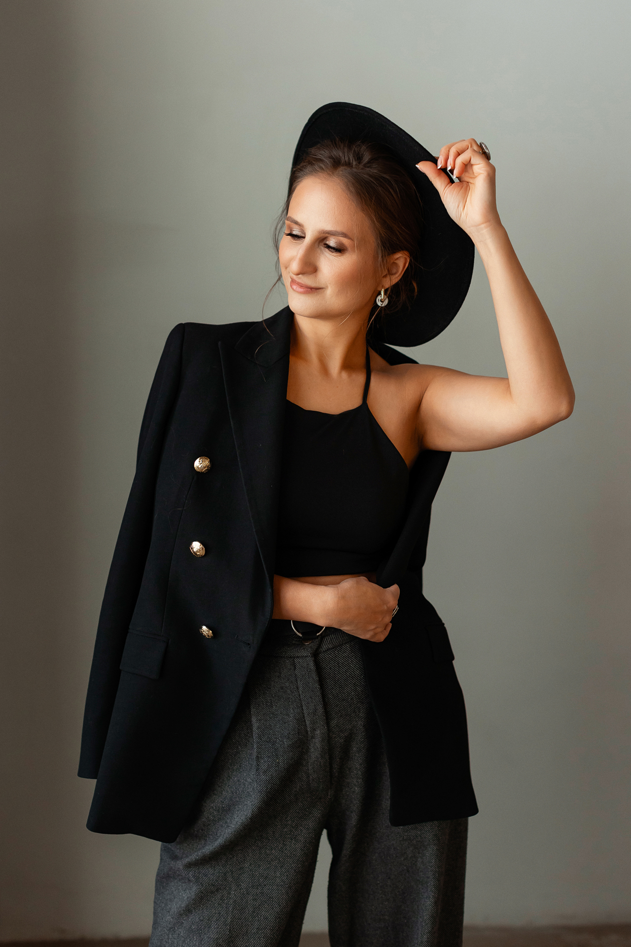 Серьги-конго белый бетон с янтарем.