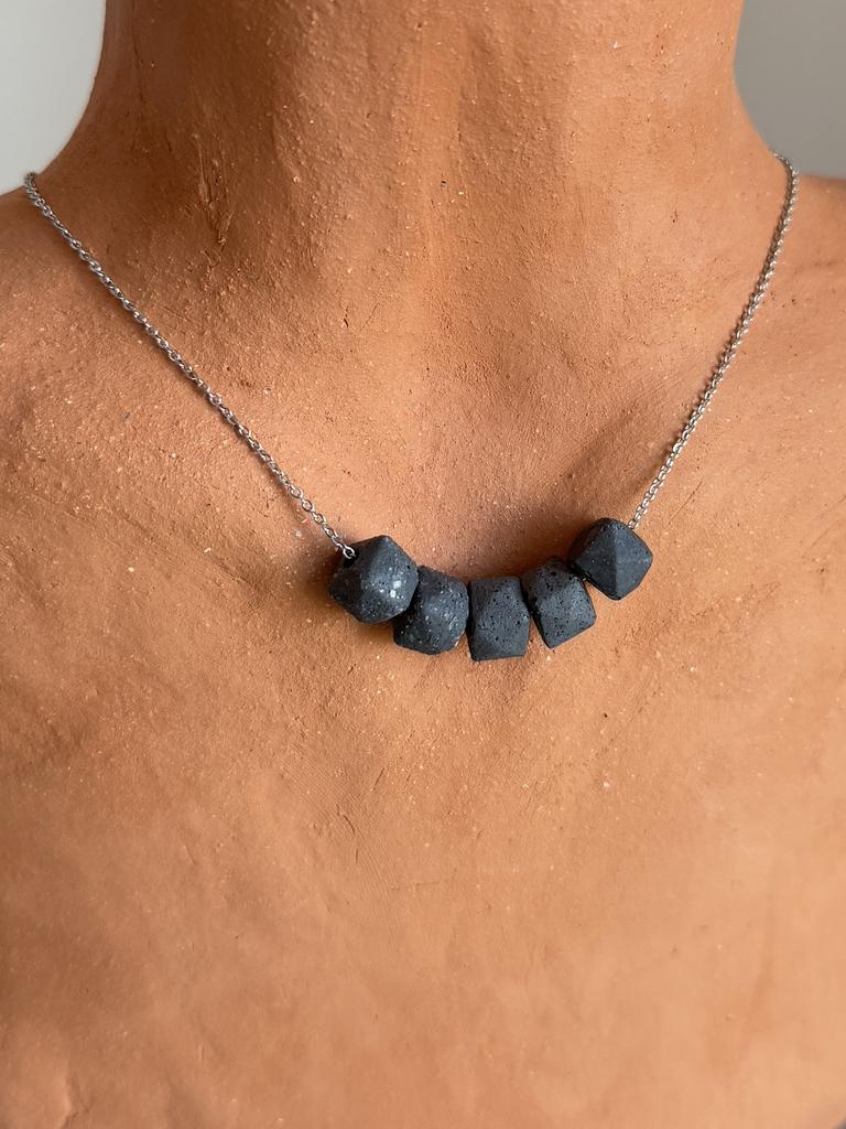 Колье «Минимализм» графитовое.