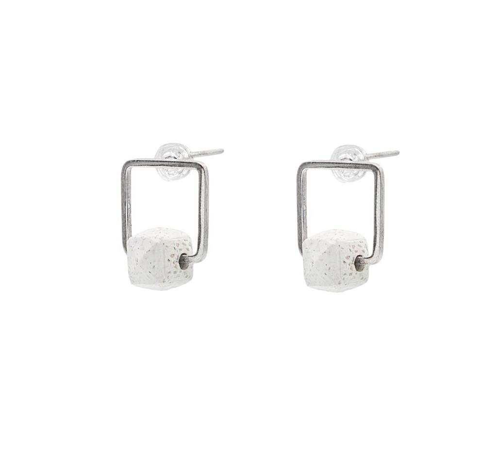 Серьги квадратные с подвижной бусиной белого цвета.