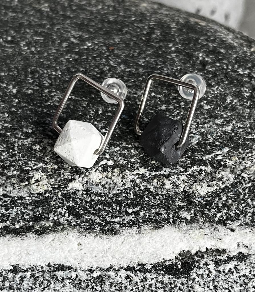 Серьги квадратные с черной и белой бусиной.