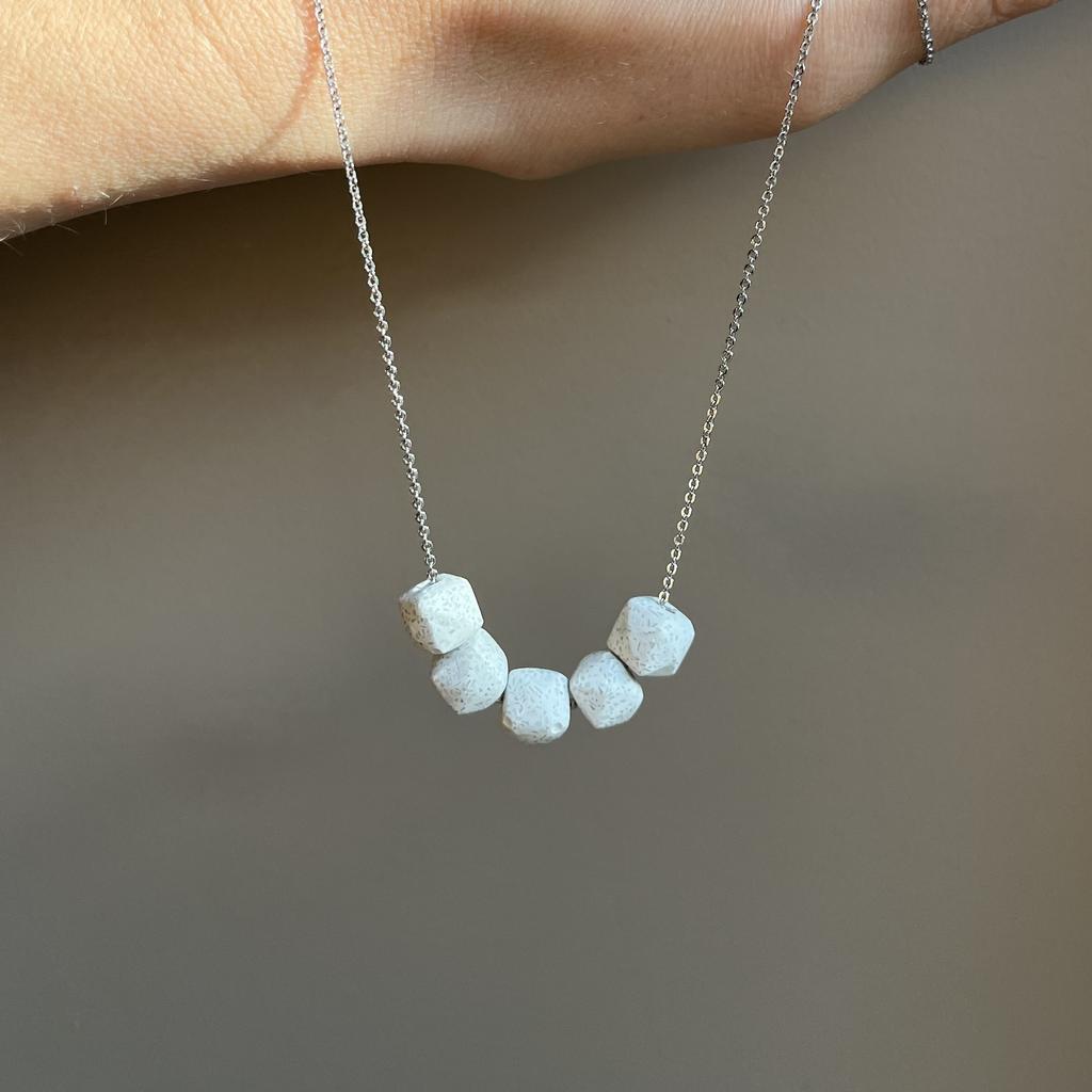 Колье «Минимализм» белое.