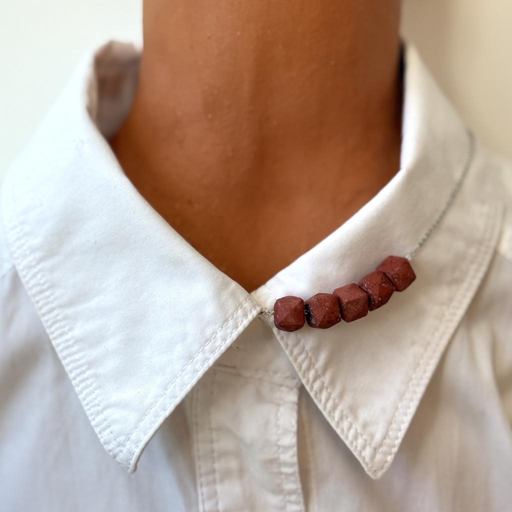 Колье «Минимализм» терракотовое.