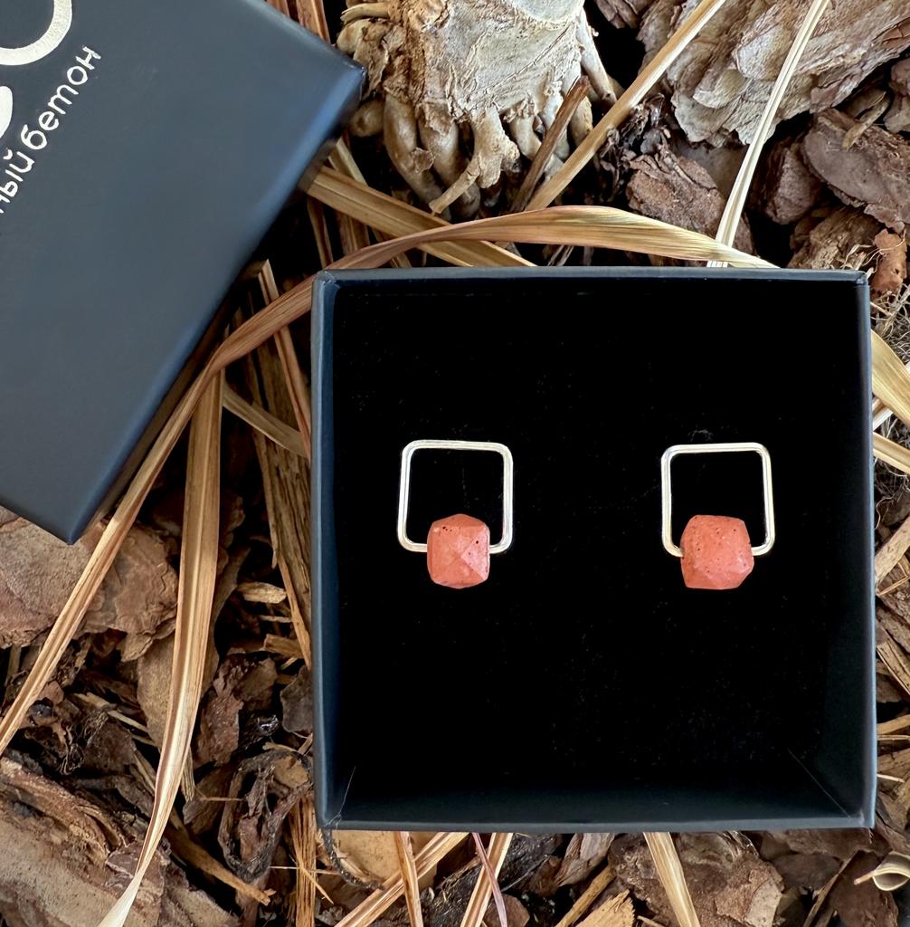 Серьги квадратные с подвижной бусиной терракотового цвета.