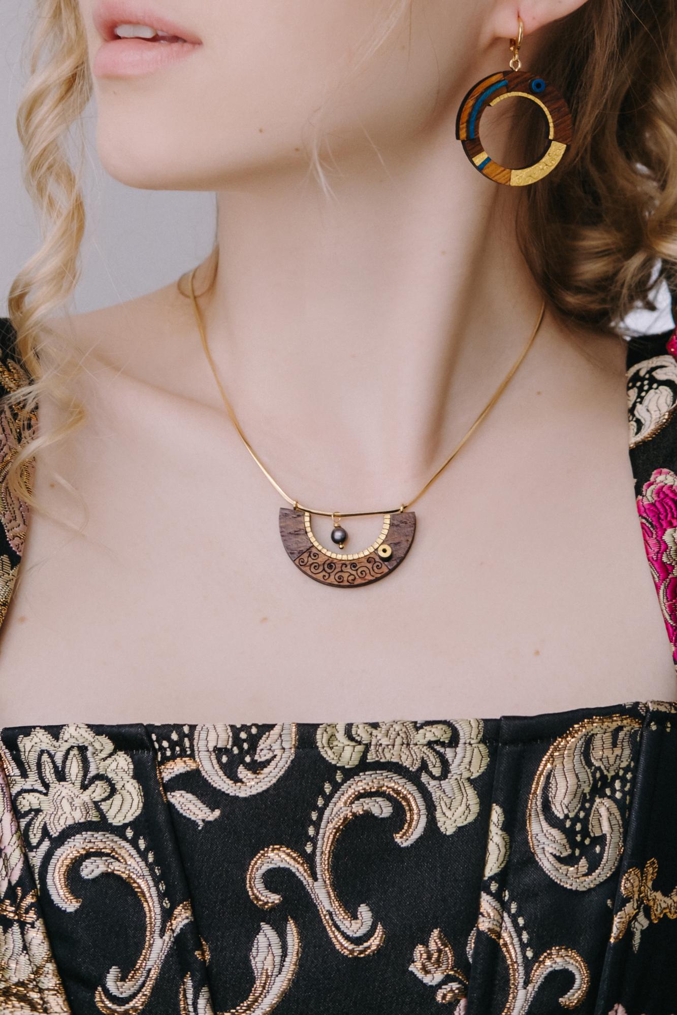 Подвеска с черной жемчужиной на тонкой цепочке