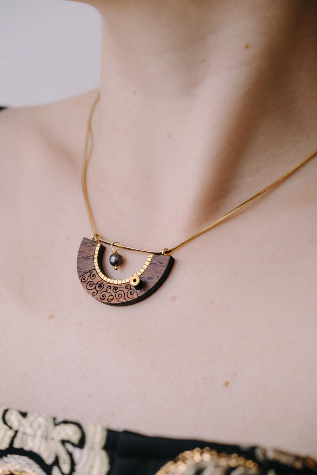 Подвеска с черной жемчужиной на тонкой цепочке