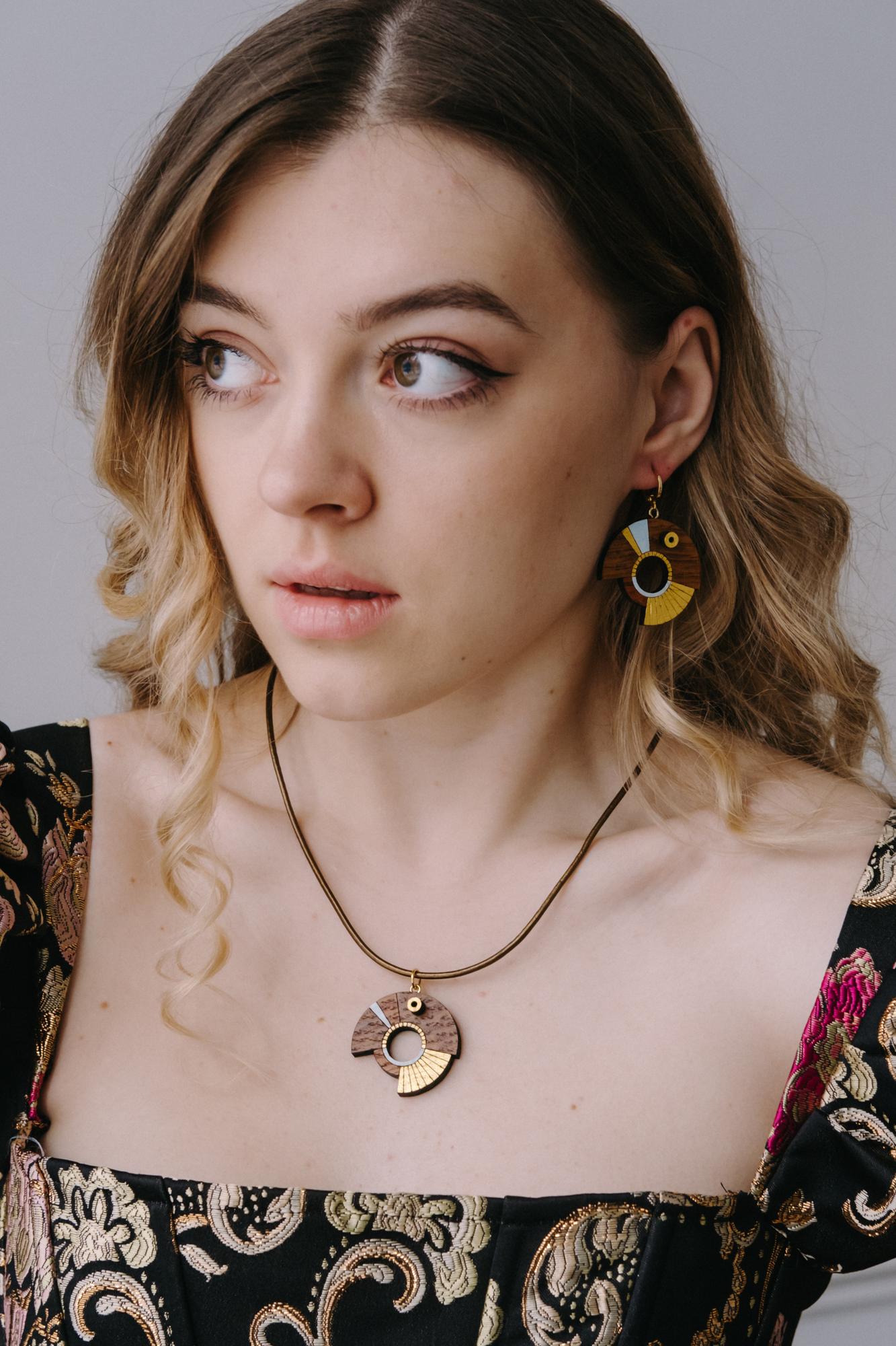 круглая подвеска на кожаном шнуре