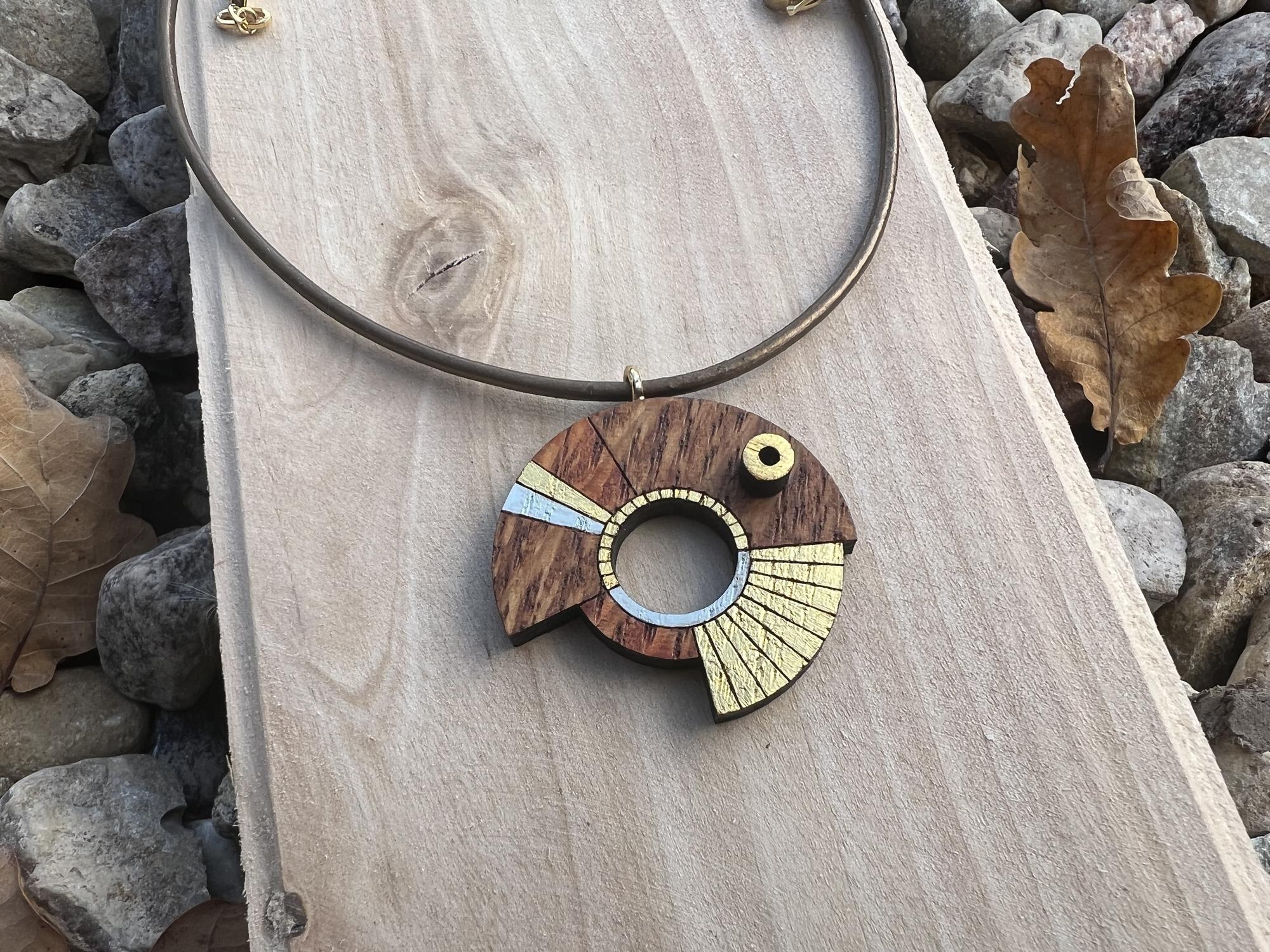 круглая подвеска на кожаном шнуре