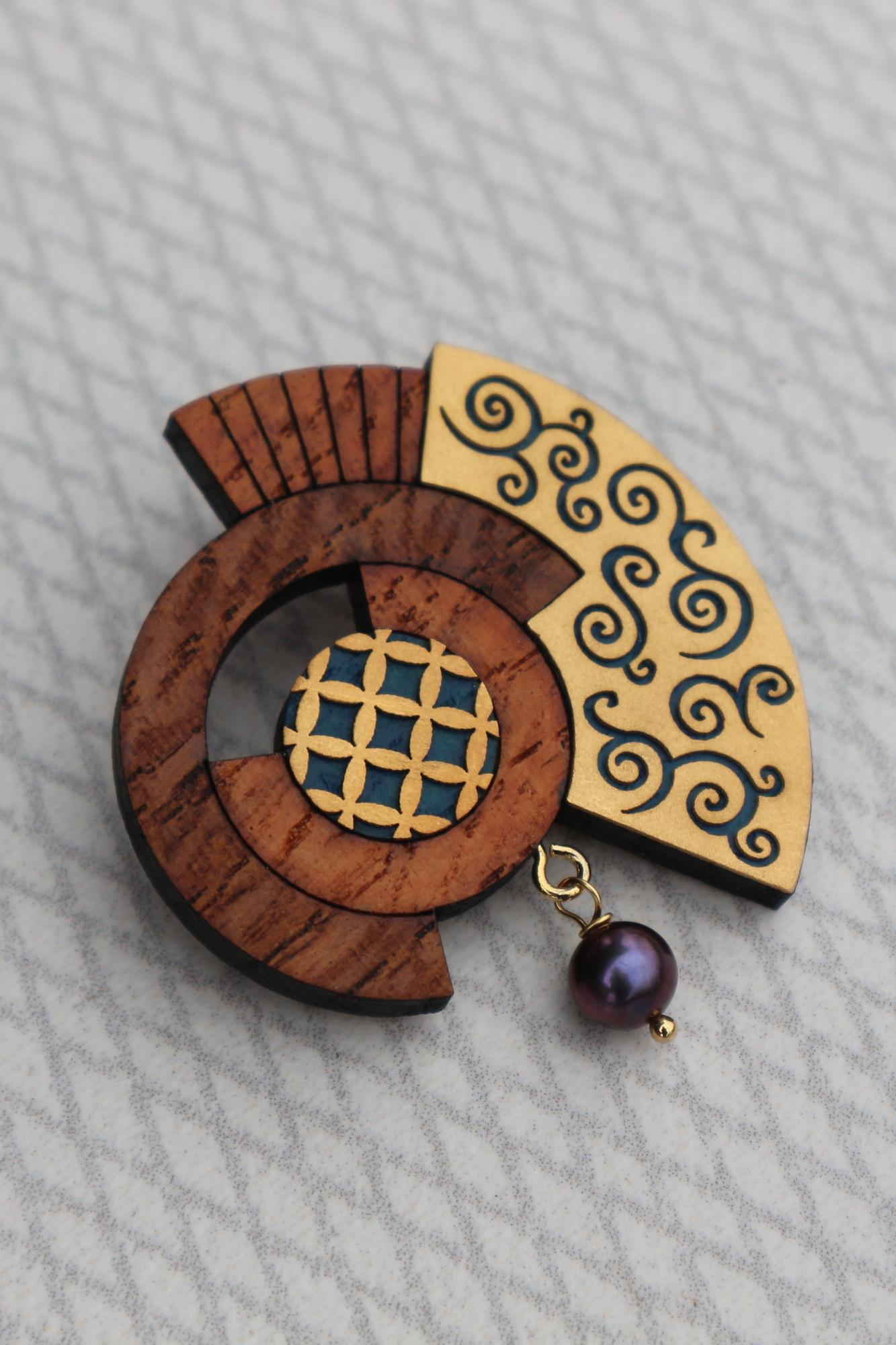 Брошь с орнаментом и жемчужиной синяя